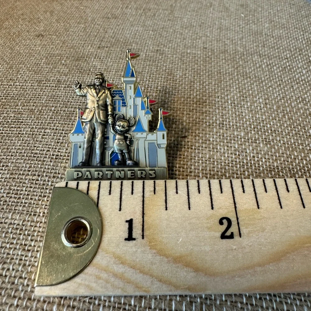 DISNEY‎ Walt and Mickey Partners Cinderella Castle Pin, 2002